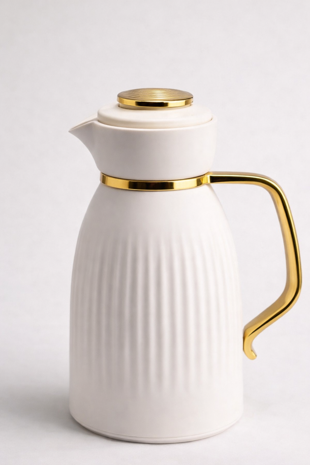Garrafa térmica branca com detalhes dourados elegante para café